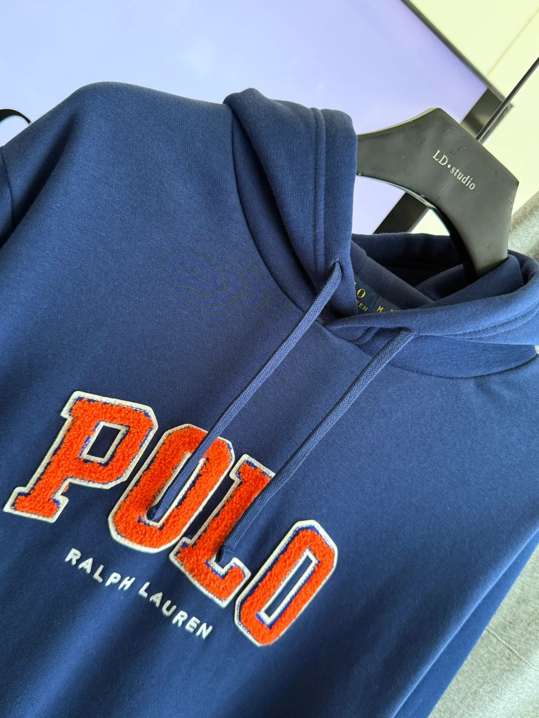 P250 𝗥𝗮𝗹𝗽𝗵 𝗟𝗮𝘂𝗿𝗲𝗻/Ralph Lauren🐎Towel embroidered hooded sweatshirt 380g Expo velvet hooded sweatshirt High-end official original one-to-one replica - customized original fabrics, accessories, hang tags, collar labels, and packaging are all made according to the original version to distinguish the cheap and wrong versions on the market This hooded sweatshirt is decorated with the simple style that represents Ralph Lauren and is paired with the classic Polo towel embroidery pattern, which is three-dimensional and full! The solid color fabric paired with exquisite embroidery instantly sets it off! Hooded sports design, loose and casual fit! The overall texture is very strong! Through the pictures, we can feel the thickness and texture of custom-woven and dyed threads. The workmanship is exquisite. They are shipped from major foreign trade factories. They are all made by masters with many years of experience. Everything is of high standards and requirements! Simple and versatile style ~ super delicate and soft, close to the body without being tied, all fabrics and accessories are original custom-made and of high quality! Perfectly reflects the brand’s sense of superiority! Standard cut, comfortable stretch, unrestricted movement! Highly practical, high-end and classy! Versatile style ~ can be paired with jeans or jogging pants. Ideal for transitioning from your morning commute to weekend events!  Color: Gray Blue Size: S-2XL